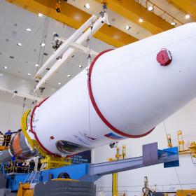 Сборка ракеты «Союз-2.1б» для запуска автоматической станции «Луна-25» на космодроме Восточный. Фото Космического центра «Восточный» (ЦЭНКИ)