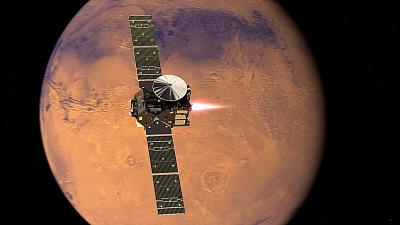 Включение двигателя TGO (российско-европейская миссия «ЭкзоМарс-2016) во время выхода на орбиту вокруг Марса 19 октября 2016 года в представлении художника