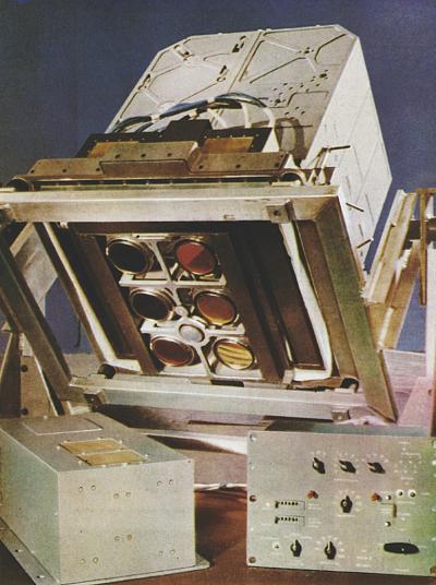 Космический многозональный фотоаппарат МКФ-6, разработанный советскими учёными и построенный специалистами народного предприятия ГДР «Карл Рейс Йена»