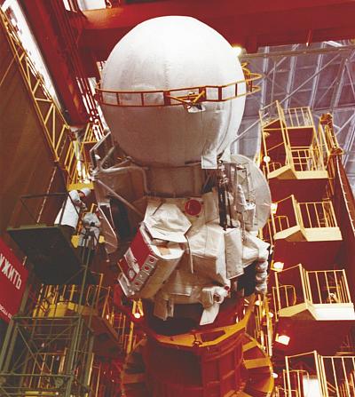 Космический аппарат «Вега-1» в термовакуумной изоляции, готовый к полёту, в монтажно-испытательном корпусе 31-й площадки космодрома Байконур