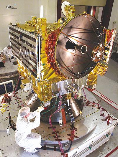 Подготовка аппарата «Венера-Экспресс» к вибрационным испытаниям. Фотография ESA