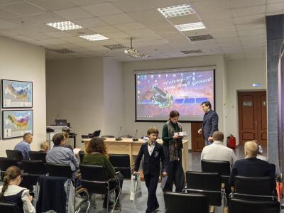 Награждение победителя национального соревнования «Шаг в будущее, Юниор» 22 октября 2025 в ИКИ РАН. Секция «Физика и освоение космоса». Фотография: ИКИ РАН