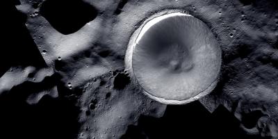 Лунный кратер Шеклтон. Фото: LROC (Lunar Reconnaissance Orbiter) и ShadowCam, NASA/KARI/ASU