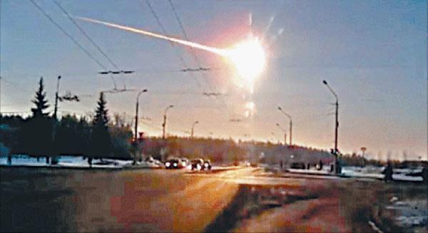 Астероид массой 13 тысяч тонн взрывается на высоте 20 километров над Челябинском. Видеокадр Александра Иванова