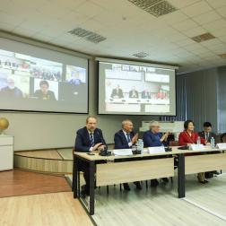 Дни космической науки ИКИ РАН 4 октября 2022 г. Открытие. Анатолий Петрукович, директор ИКИ РАН, Юрий Борисов, генеральный директор ГК "Роскосмос", Лев Зелёный, научный руководитель ИКИ РАН, Чжан Куэй, советник посольства КНР в РФ. Фото: Т. Жаркова, ИКИ РАН