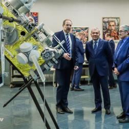 Дни космической науки ИКИ РАН 4 октября 2022 г. Анатолий Петрукович, директор ИКИ РАН, Юрий Борисов, генеральный директор ГК "Роскосмос", Лев Зелёный, научный руководитель ИКИ РАН у макета КА "Ионосфера", на выставке ИКИ РАН. Фото: Т. Жаркова, ИКИ РАН