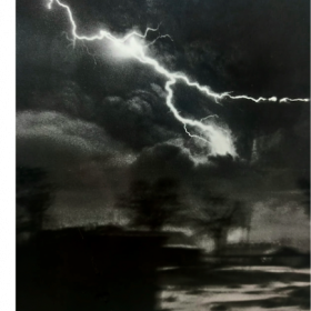 Архивная фотография эруптивного облака после извержения вулкана Шивелуч 11 ноября 1964 года. Молниевые разряды в эруптивном облаке. Фотограф Л. Дорофеев, посёлок Ключи