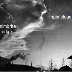 Архивные фотографии эруптивного облака после извержения вулкана Шивелуч 11 ноября 1964 года. Двухслойное эруптивное облако над Усть-Камчатском. Фотограф неизвестен http://www.kscnet.ru/ivs/history/dates/images/Shvl64_1.jpg