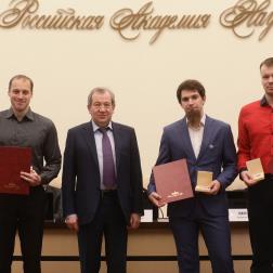 7 февраля 2023 г. Вручение медалей Российской академии наук с премиями для молодых ученых и для обучающихся по образовательным программам высшего образования по итогам конкурса 2021 года.  Сотрудники ИКИ РАН Андрей Семена, Илья Мереминский, Игорь Зазнобин с президентом РАН Геннадием Красниковым. Фотограф Николай Малахин / "Научная Россия"