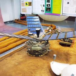 Долгоживущая автономная станция (ДАС), технологический образец, на выставке ИКИ РАН. Авторы: А. Н. Липатов, В. М. Линкин, К. Пичхадзе. Фото: ИКИ РАН