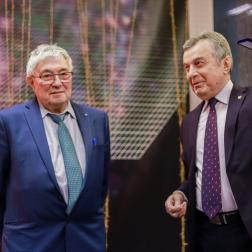 Вручение золотой медали "Звезда Якова Брюса". Академик Лев Зеленый и председатель оргкомитета по присуждению, генеральный директор ИД "Чудеса и приключения" Геннадий Мальцев. Конференция "Физика плазмы в Солнечной системе" 2023 г. Изображение: Т. Жаркова, ИКИ РАН