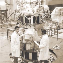 Спутник «Ореол-3» на платформе АУОС советско-французского проекта  «Аркад» в монтажно-испытательном корпусе космодрома