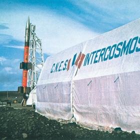 Запуск ракеты МР-12 с палубы научно-исследовательского судна Академии наук «Академик Королёв» во Французской Гвиане в рамках совместных измерений по проекту АРКАД-3