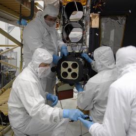 Процесс установки прибора ЛЕНД на борт КА ЛРО специалистами GSFC (NASA). Фото ИКИ РАН