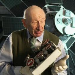 Доктор физико-математических наук профессор Г.Н. Застенкер с прибором БМСВ в ИКИ РАН. Фото: ИКИ РАН