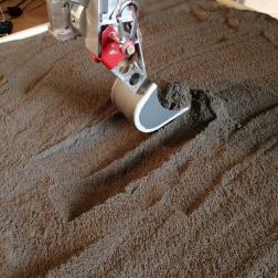 Ковш ЛМК комплекса миссии «Луна-25» убирает верхний слой грунта. Фото ИКИ РАН