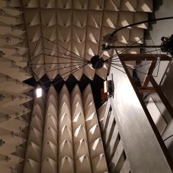 Подготовка к проведению испытаний прибора БУНИ миссии «Луна-25» на электромагнитную совместимость в экранированной камере. На фото блок БУНИ, установленный на заземляющую плоскость. Фото ИКИ РАН