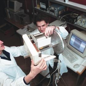 Александр Козырев (слева) и Антон Санин (справа) проводят в ИКИ РАН функциональные испытания летного образца нейтронного детектора ХЕНД миссии «Марс-Одиссей» (NASA) перед отправкой в NASA для установки на борт КА «Марс-Одиссей». Август 2000 г. Фото ИКИ РАН
