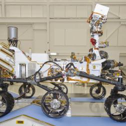 Ровер «Кьюриосити»/Curiosity проекта NASA «Марсианская научная лаборатория» (Mars Science Laboratory) в цехе Лаборатории реактивного движения/Jet Propulsion Laboratory (JPL, США). Фотография ИКИ РАН. 