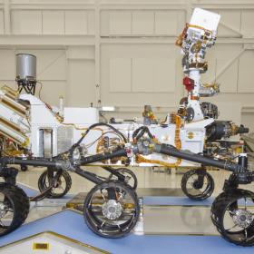 Ровер «Кьюриосити»/Curiosity проекта NASA «Марсианская научная лаборатория» (Mars Science Laboratory) в цехе Лаборатории реактивного движения/Jet Propulsion Laboratory (JPL, США). Фотография ИКИ РАН. 