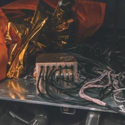 Подготовка прибора БУНИ миссии «Луна-25» к проведению термовакуумных испытаний. На фотографии блок БУНИ, установленный на терморегулируемую плиту, подключенный к разъемам гермостенки и с приоткрытой экранно-вакуумной изоляцией. Фото ИКИ РАН