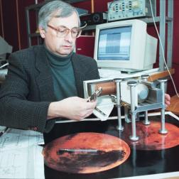 Научный руководитель эксперимента ХЕНД Игорь Митрофанов, научный руководитель прибора ХЕНД миссии «Марс-Одиссей» (NASA), с прибором. Август 2000 г. Фото ИКИ РАН