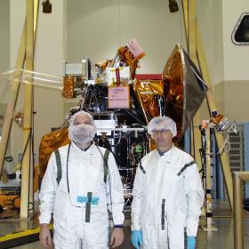 Научный руководитель эксперимента ХЕНД Игорь Митрофанов (справа) и Дмитрий Анфимов (слева) около КА «Марс-Одиссей» (NASA) после интеграции прибора ХЕНД на борт. Февраль 2001 г. Фото ИКИ РАН