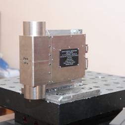 Виброиспытания блока детекторов и электроники ДАН-ДЭ (ДАН) ровера «Кьюриосити» проекта «Марсианская научная лаборатория» (NASA). Фотография ИКИ РАН