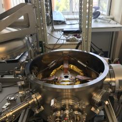 Подготовка прибора АРИЕС-Л миссии «Луна-25» к проведению термовакуумных и ресурсных испытаний. Фото ИКИ РАН 