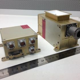 Прибор ЛИС-ТВ-РПМ миссии «Луна-25». Cлева направо 2 из 4-х блоков прибора: блок электроники (БЭ ЛИС) и оптический блок (ОБ ЛИС). Фото ИКИ РАН