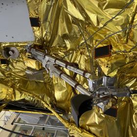 Лунный манипуляторный комплекс (ЛМК) миссии «Луна-25» (летный образец) на космическом аппарате. Фото ИКИ РАН