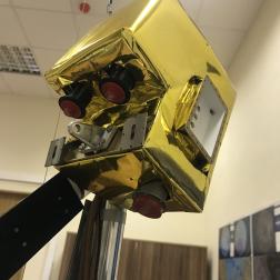 Прибор ЛИС-ТВ-РПМ миссии «Луна-25. На фото видны оптический блок ОБ ЛИС и камеры ТВ РПМ, установленные на лунный манипуляторный комплекс ЛМК и закрытые экранно-вакуумной теплоизоляцией. Фото ИКИ РАН