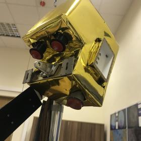 Прибор ЛИС-ТВ-РПМ миссии «Луна-25. На фото видны оптический блок ОБ ЛИС и камеры ТВ РПМ, установленные на лунный манипуляторный комплекс ЛМК и закрытые экранно-вакуумной теплоизоляцией. Фото ИКИ РАН