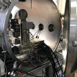 Подготовка прибора АРИЕС-Л миссии «Луна-25» к проверкам функционирования в режиме измерений совместно с блоком БУНИ в условиях вакуума. Фото ИКИ РАН 