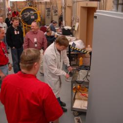 Максим Мокроусов, заведующий лабораторией отдела ядерной планетологии ИКИ РАН, ввозит ДАН в камеру для испытаний совместной работы прибора и генератора РИТЭГ, установленных на ровере «Кьюриосити» проекта «Марсианская научная лаборатория» (NASA), INL, США. 2010 г. Фотография ИКИ РАН