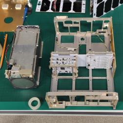 Кубсат НОРБИ-2 6U и телескоп СОЛ в разобранном виде. Фотография Лаборатории солнечной астрономии ИКИ РАН и ИСЗФ СО РАН