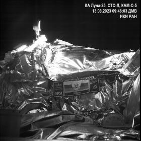 Снимок получен камерой комплекса СТС-Л на борту космического аппарата «Луна-25» 13 августа 2023 г. во время перелёта к Луне с расстояния около 310 тыс км от Земли. Видны эмблема миссии и ковш лунного манипуляторного комплекса ЛМК (слева вверху). Фотография: ИКИ РАН