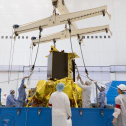 Установка автоматической станции «Луна-25» на рабочее место на космодроме Восточный. Фото Космического центра «Восточный» (ЦЭНКИ)