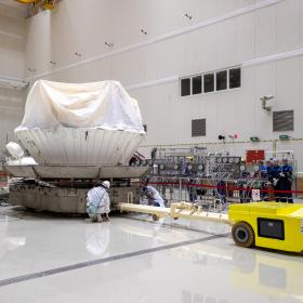 Заправка разгонного блока «Фрегат» для запуска автоматической станции «Луна-25» на космодроме Восточный. Фото Космического центра «Восточный» (ЦЭНКИ)