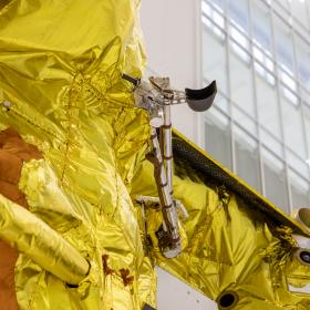 Накатка головного обтекателя на автоматическую станцию «Луна-25» на космодроме Восточный. Фото Роскосмоса