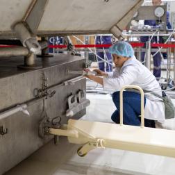 Заправка разгонного блока «Фрегат» для запуска автоматической станции «Луна-25» на космодроме Восточный. Фото Космического центра «Восточный» (ЦЭНКИ)