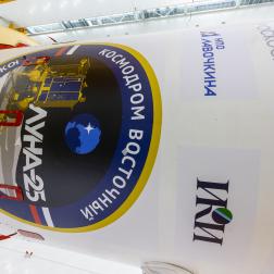 Накатка головного обтекателя на автоматическую станцию «Луна-25» на космодроме Восточный. Фото Роскосмоса