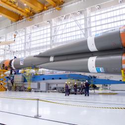 Сборка ракеты «Союз-2.1б» для запуска автоматической станции «Луна-25» на космодроме Восточный. Фото Космического центра «Восточный» (ЦЭНКИ)