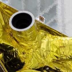 Накатка головного обтекателя на автоматическую станцию «Луна-25» на космодроме Восточный. Фото Роскосмоса