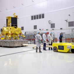 Заправка автоматической станции «Луна-25» на космодроме Восточный. Фото Космического центра «Восточный» (ЦЭНКИ)