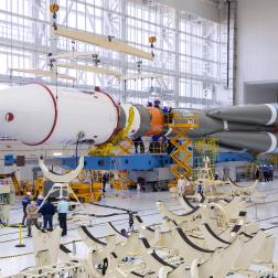 Сборка ракеты «Союз-2.1б» для запуска автоматической станции «Луна-25» на космодроме Восточный. Фото Космического центра «Восточный» (ЦЭНКИ)