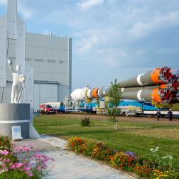 Вывоз ракеты «Союз-2.1б» с автоматической станцией «Луна-25» на стартовый комплекс космодрома Восточный. Фото Космического центра «Восточный» (ЦЭНКИ)