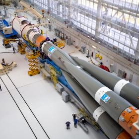 Сборка ракеты «Союз-2.1б» для запуска автоматической станции «Луна-25» на космодроме Восточный. Фото Космического центра «Восточный» (ЦЭНКИ)