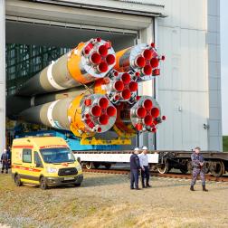 Вывоз ракеты «Союз-2.1б» с автоматической станцией «Луна-25» на стартовый комплекс космодрома Восточный. Фото Космического центра «Восточный» (ЦЭНКИ)