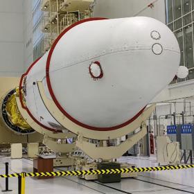 Накатка головного обтекателя на автоматическую станцию «Луна-25» на космодроме Восточный. Фото Космического центра «Южный» (ЦЭНКИ)